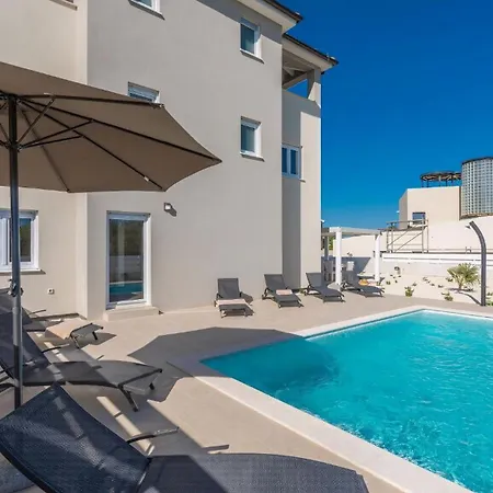 Oliva Privatpool Und Garten Mit Grill