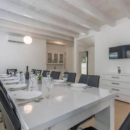 Oliva Privatpool Und Garten Mit Grill Dom wakacyjny Premantura