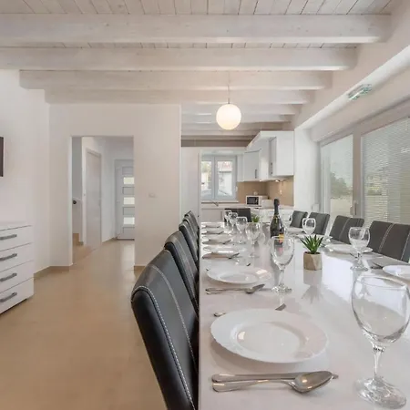 Dom wakacyjny Oliva Privatpool Und Garten Mit Grill Premantura