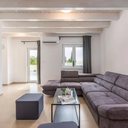 Oliva Privatpool Und Garten Mit Grill Holiday home *