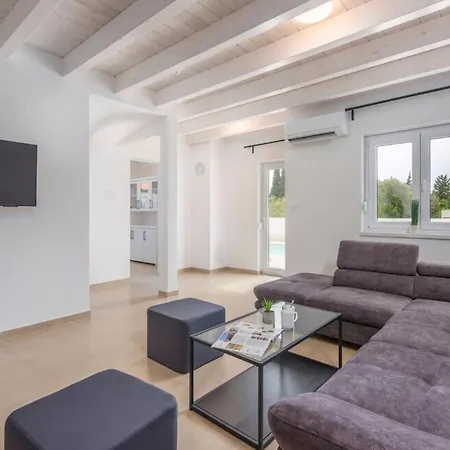 Oliva Privatpool Und Garten Mit Grill Holiday home *